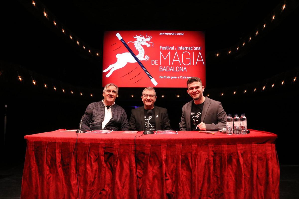 El ilusionista Xavier Tapias, el director artístico del festival, Enric Magoo, y el mago Álvaro Cortés