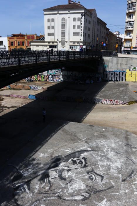 Mascarillas y guantes ya se han convertido en un complemento más de los malagueños, que siguen aprovechando las franjas horarias permitidas para dar sus paseos mientras los pequeños establecimientos se preparan para una reapertura cuando el progreso en la desescalada lo permita