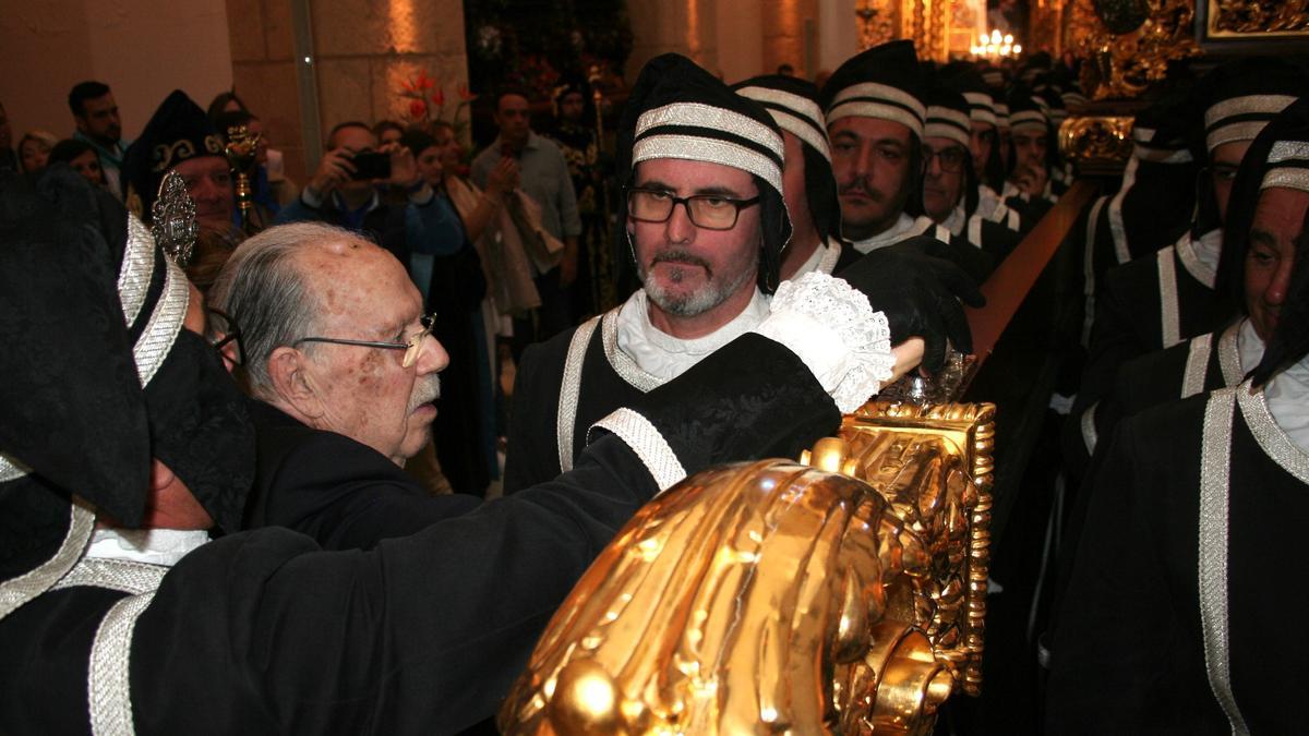 Pedro Postigo Izquierdo hacía la ‘Llamada’ para que los portapasos del Yacente acudieran a su lugar bajo los varales para iniciar la procesión.