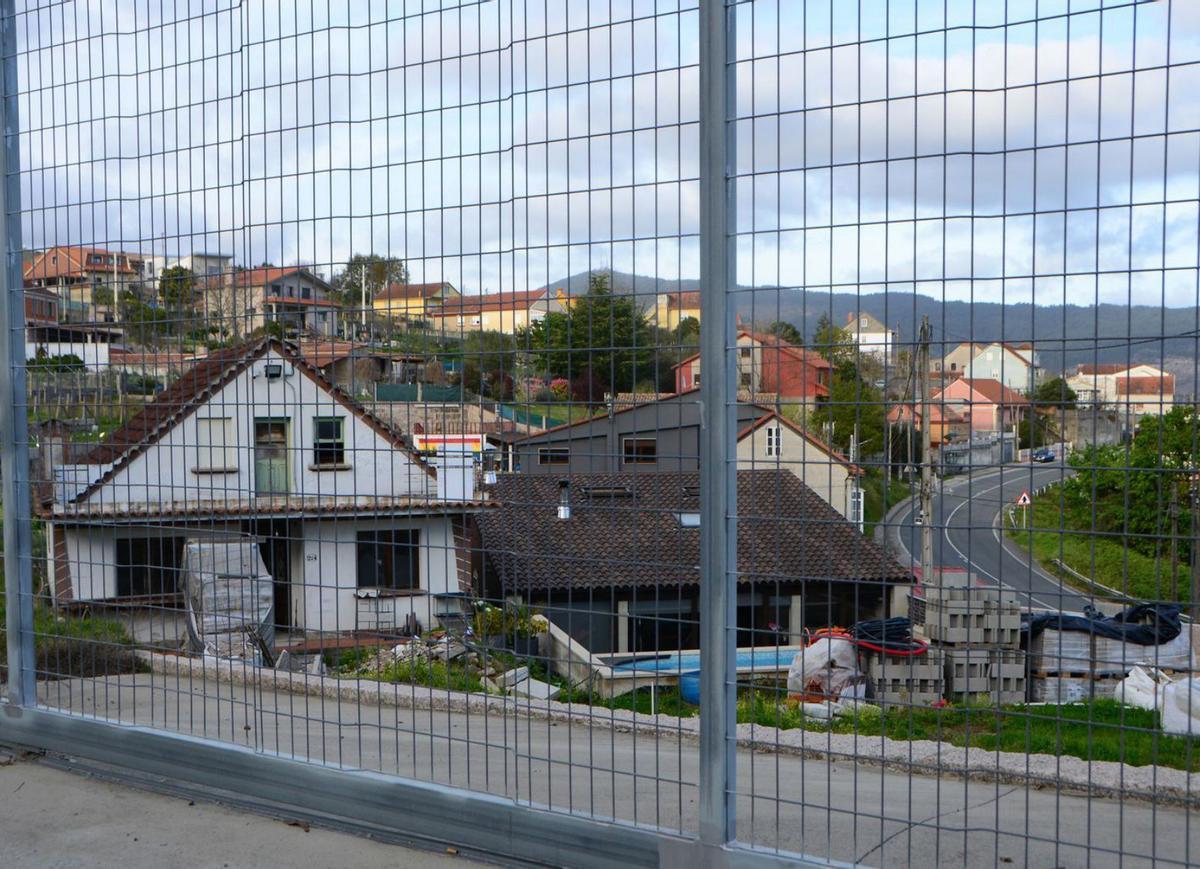 Las viviendas de uso turístico se van a construir en un solar junto a estas casas. |   // GONZALO NÚÑEZ