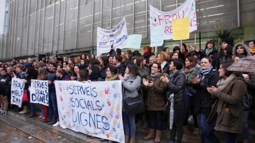 Més de 300 treballadors dels serveis socials exigeixen un protocol de seguretat