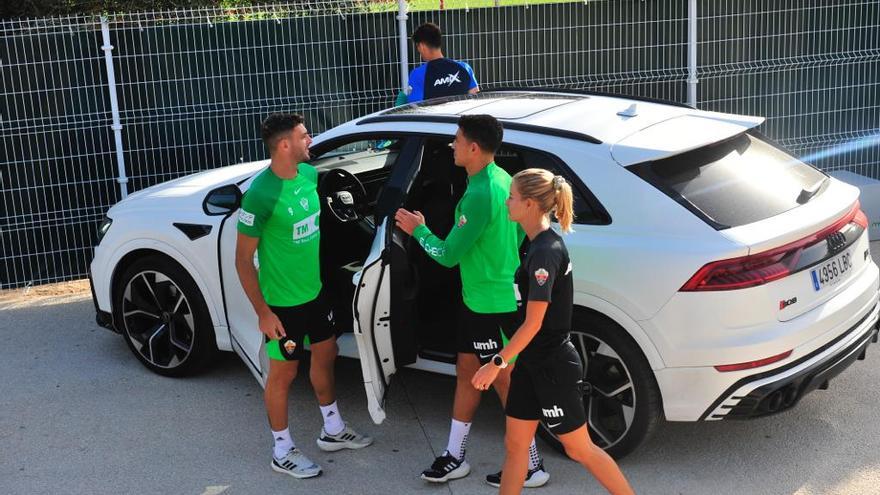 Lucas Boyé y Ezequiel Ponce bajando del coche, tras llegar al campo de entrenamiento