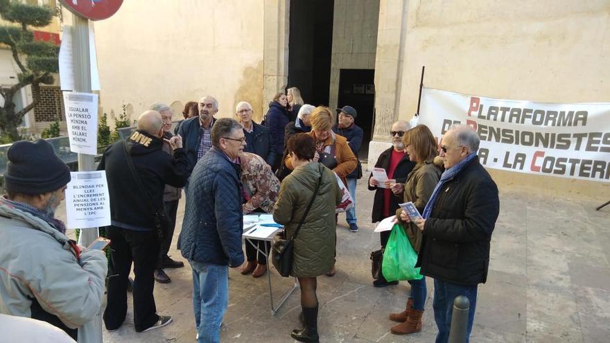 Momento de la recogida de firmas en la plaza Sant Francesc de Xàtiva