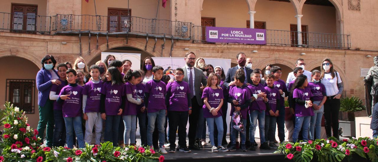 Antonia López, Diego José Mateos y Francisco Morales (c) con los premiados, este martes.