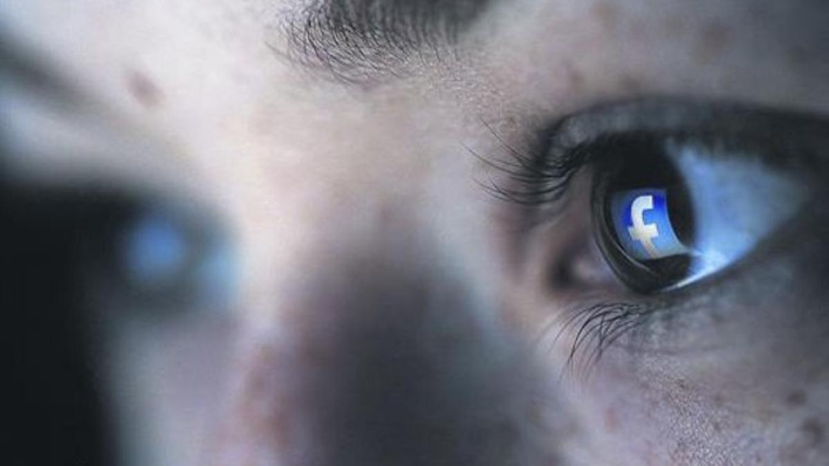 Logotipo de Facebook en los ojos de una internauta.