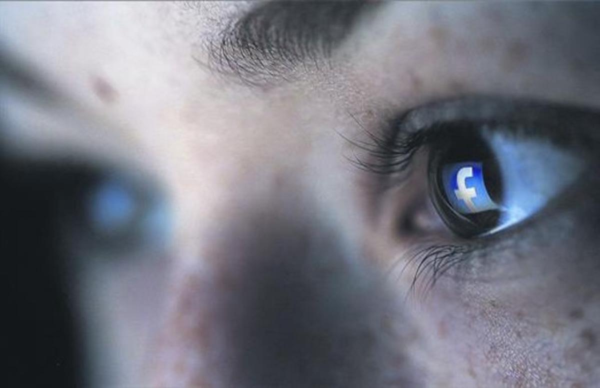 Logotip de Facebook als ulls d’una internauta. Logotip de Facebook als ulls d’una internauta.