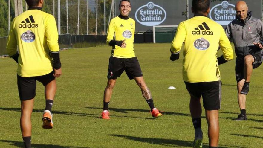 Iago Aspas sonríe en un entrenamiento del Celta en A Madroa. // Alba Villar