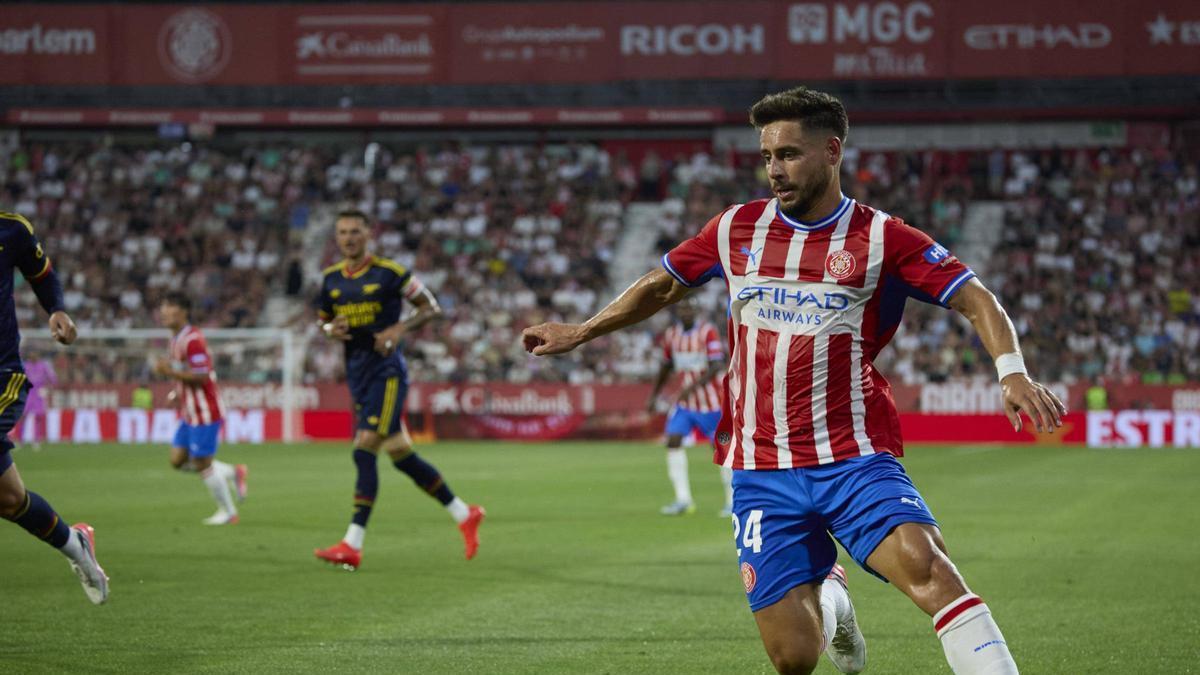 Àlex Moreno, en una acció del Trofeu Costa Brava contra l'Arsenal.
