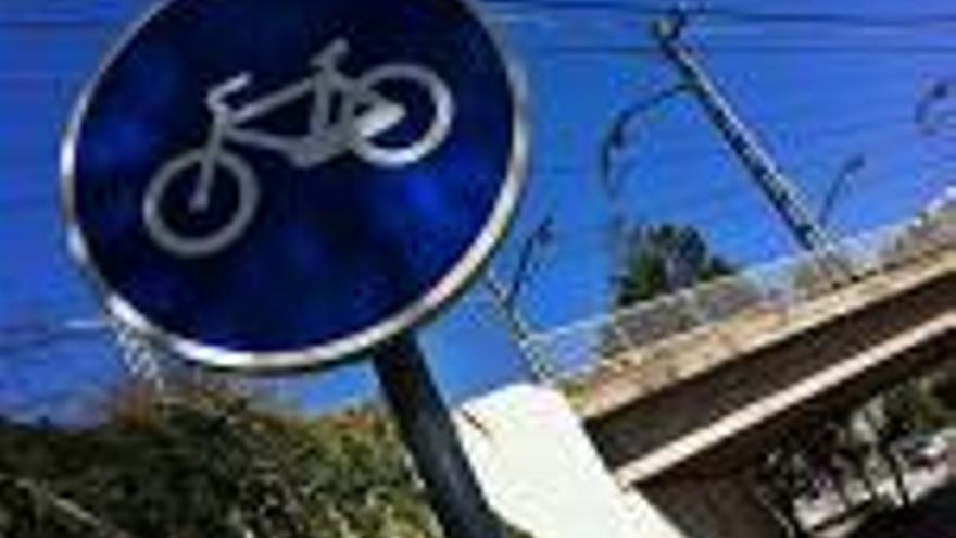 Senyal que indica un carril per a bicicletes, en una imatge d&#039;arxiu.