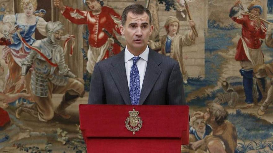 Felipe VI, durante su intervención, con la Reina de espaldas. efe