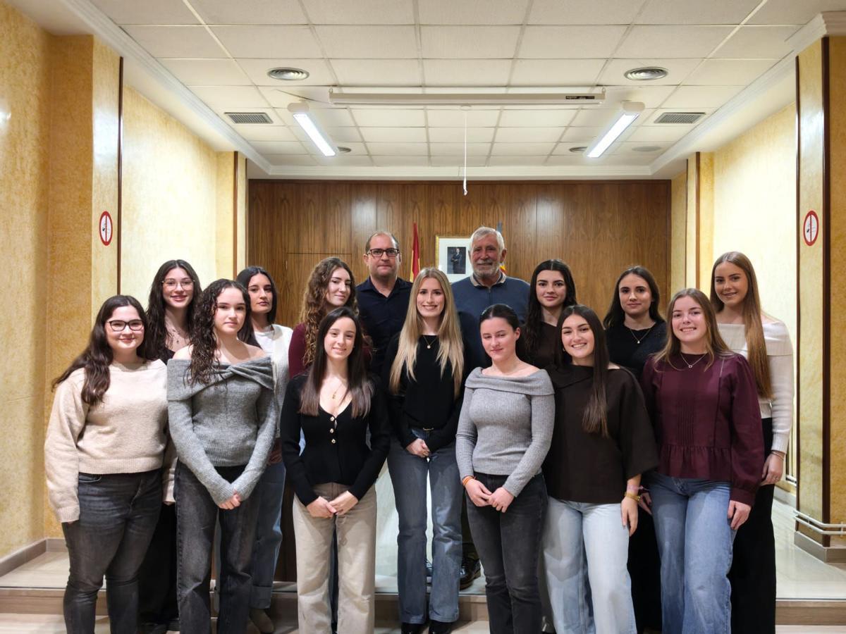 La reina de fiestas, con el alcalde, el concejal de Fiestas y las integrantes de su corte de honor.