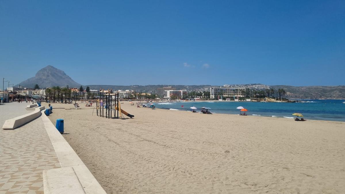 La playa del Arenal de Xàbia, ayer cerrada.