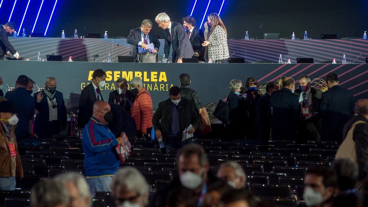 Laporta, junto a Josep Cubells, Elena Fort y Juli Guiu, tras suspender la asamblea.