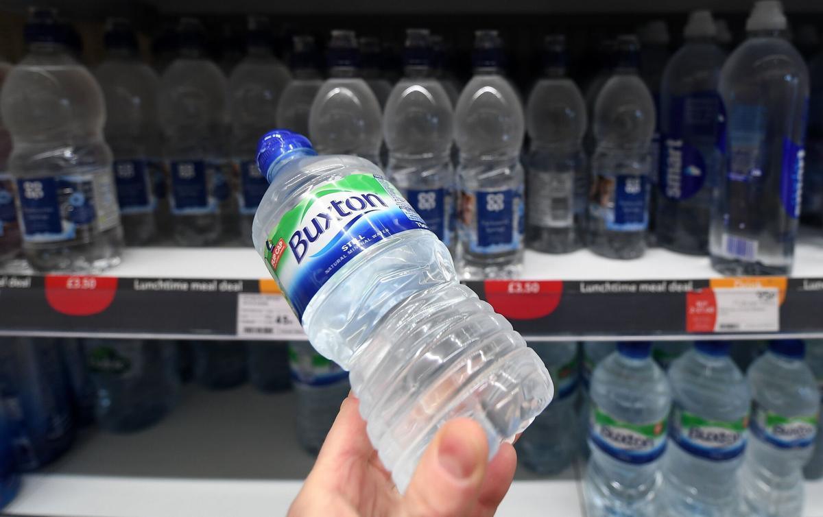 Una botella de agua mineral en un supermercado.