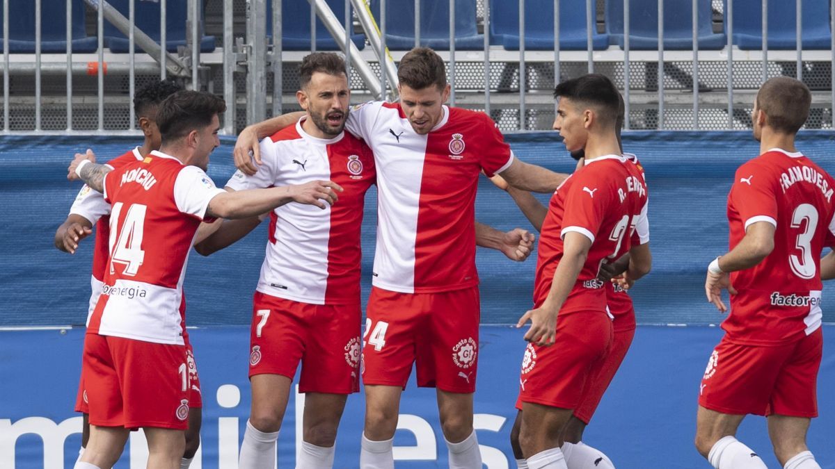 Monchu, Bárcenas, Gumbau, Terrats y Franquesa felicitan a Stuani tras su gol.