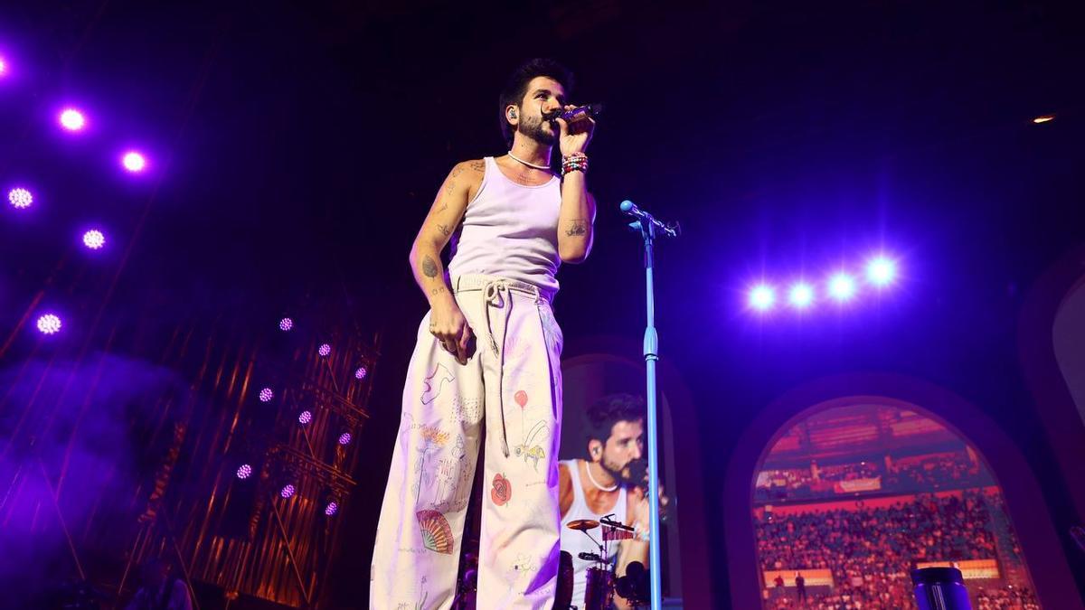 El cantante Camilo, durante su concierto en Córdoba, este domingo.