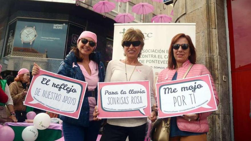 Tres mujeres posan con los carteles elaborados para el photocall que se realizó en A Peregrina. // Rafa Vázquez