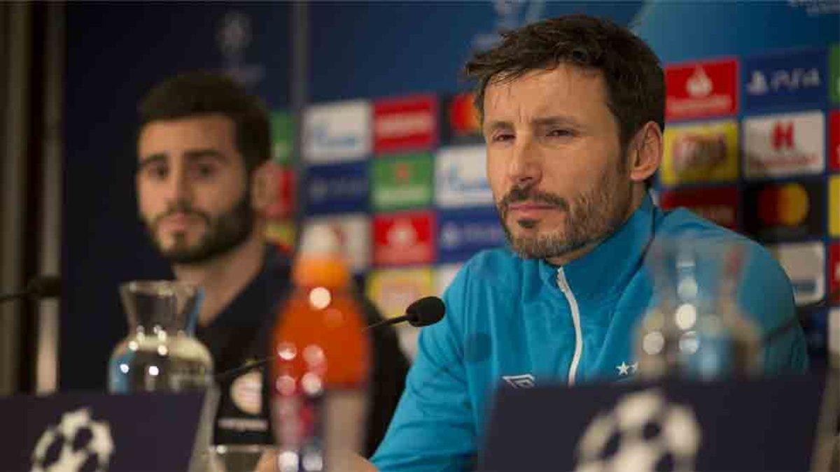 Mark Van Bommel durante la previa del PSV-Barça