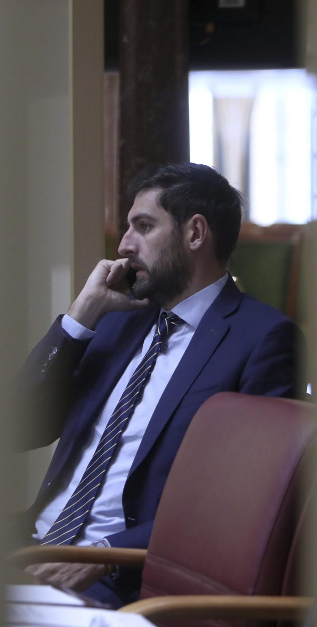 Una altra deserció a Vox obre una via al PP a Múrcia per no dependre d’Abascal