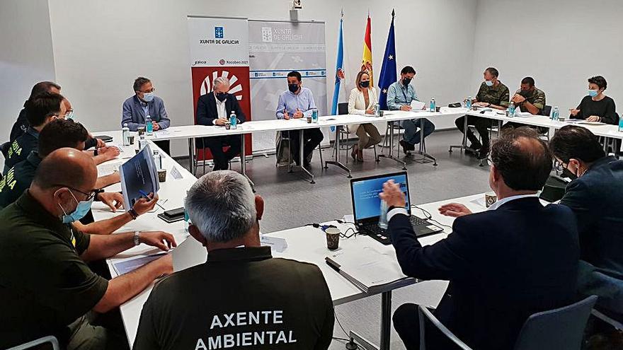 Reunión, ayer en Pontevedra, del comité contra incendios.   | // FDV