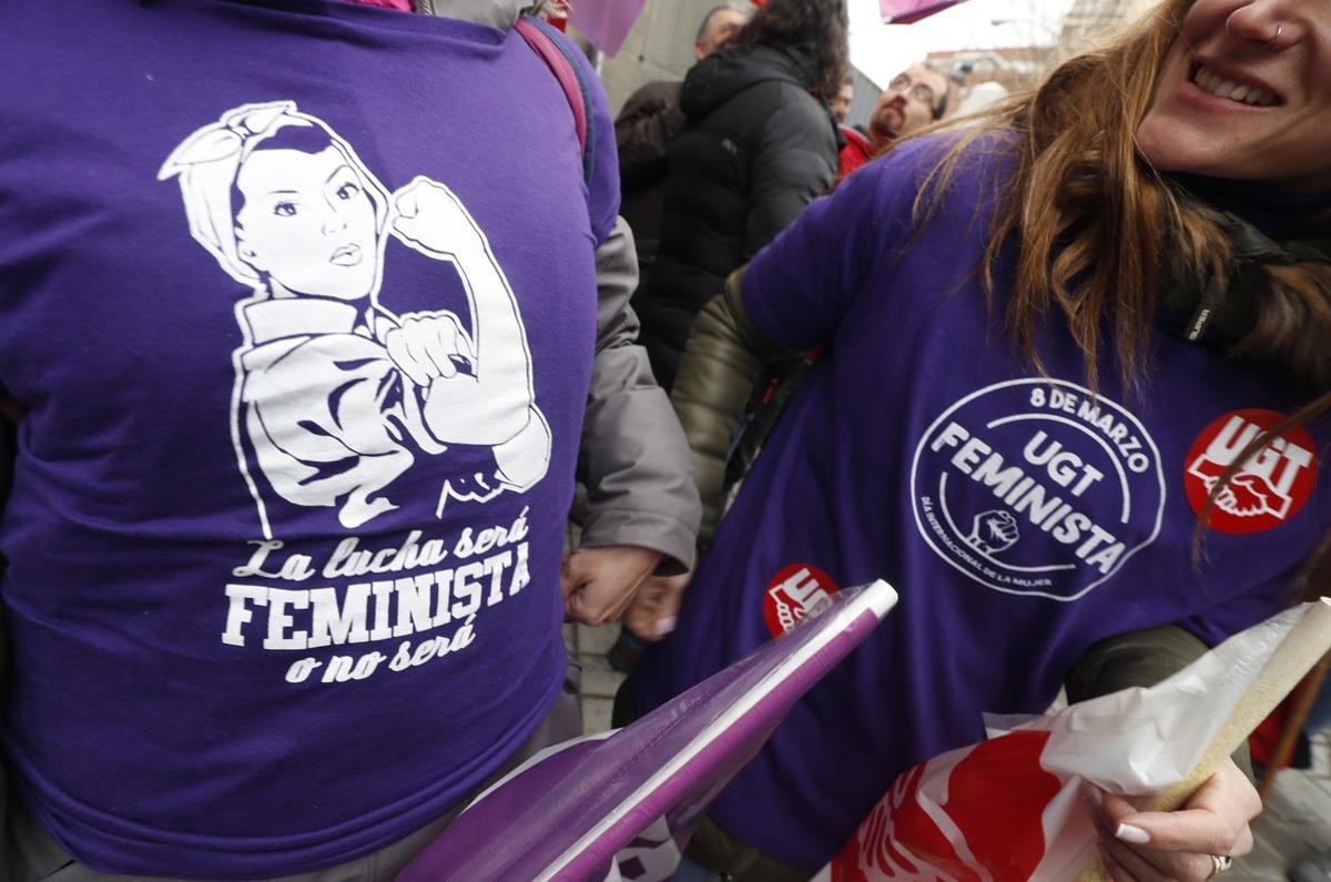 Un grup de treballadores es concentren a la porta de les instal·lacions del Metro de Madrid, amb motiu de la jornada de vaga pel Dia Internacional de la Dona. EFE/JAVIER LIZÓN