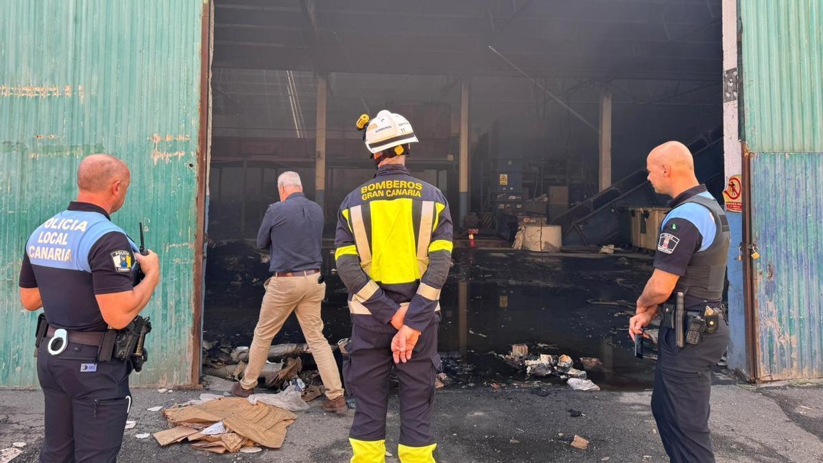 Bomberos Gran Canaria alerta del riesgo para la salud por una nube tóxica de amianto tras el incendio en Telde