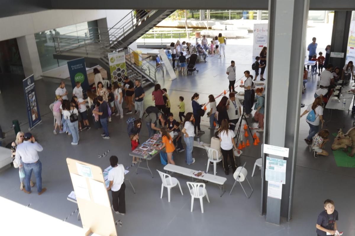 Miles de jóvenes se acercan a la ciencia en la Expociencia en el Parc Científic de la UV