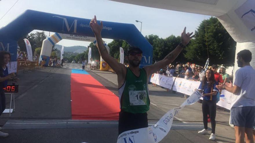 Antonio Caba, del Club Atletismo Torremolinos, cruza la línea de meta.