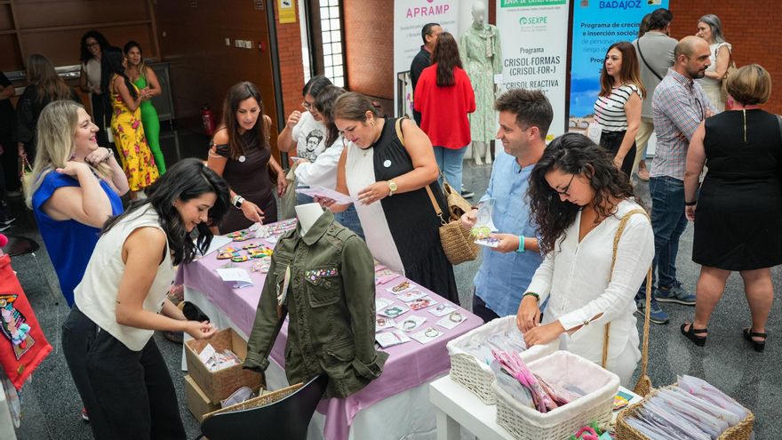 Enrique Falcó, del proyecto 'Bordando Sonrisas' de Badajoz: «Transformamos ropa y conciencias»