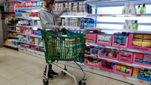 Una clienta elige productos en un supermercado.