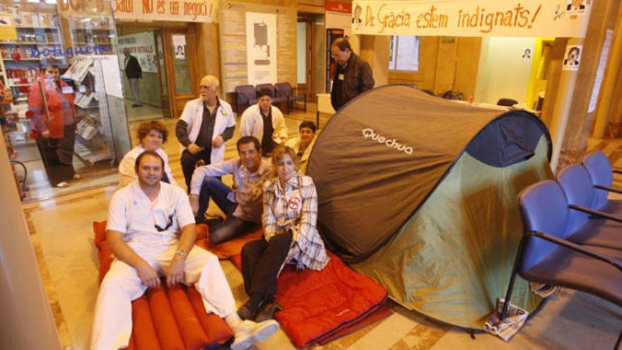 Els treballadors del Trueta segueixen tancats al vestíbul de l&#039;hospital.