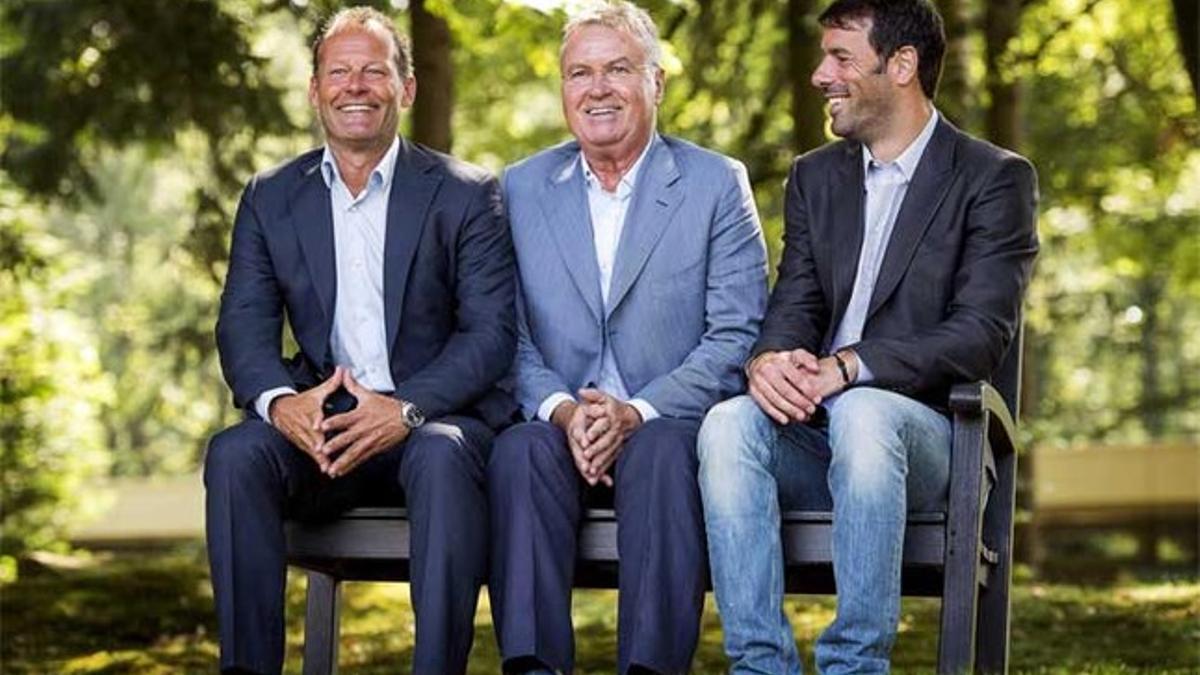 Guus Hiddink (centro) con sus ayudantes Dany Blind (izquierda) y Ruud van Nistelrooy