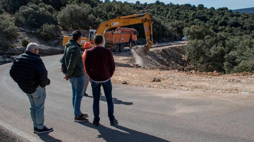 Los alcaldes de Morella y Vallibona visitaron este lunes las obras en la carretera CV-111.  | MEDITERRÁNEO