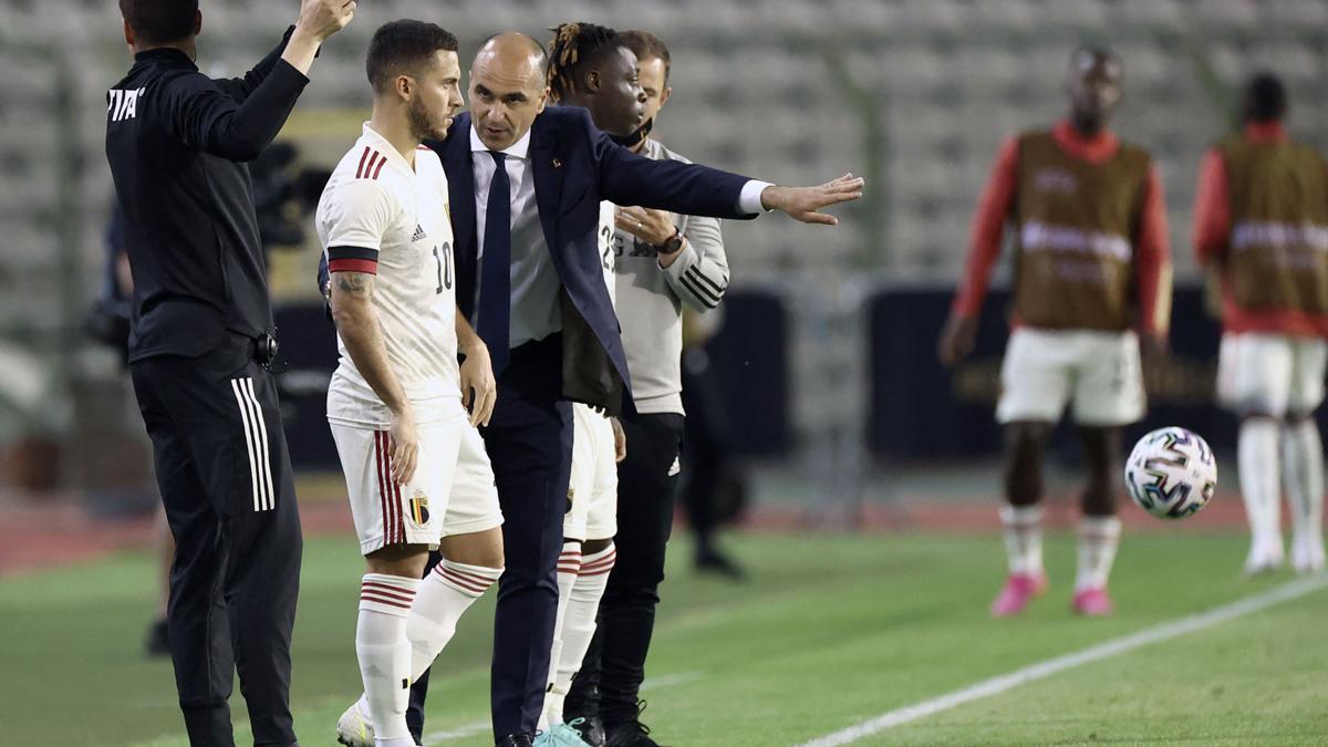 Roberto Martínez, dando instrucciones a Hazard