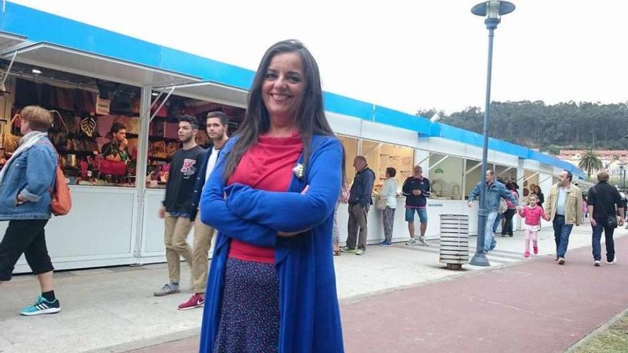 La presidenta de Afiga, Fina Carrillo, ayer frente a los puestos de Argálica. // Gonzalo Núñez