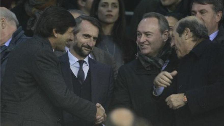 Leonardo estrecha la mano a Alberto Fabra en presencia de Jean Claude-Blanc (presidente del PSG) y de Llorente.