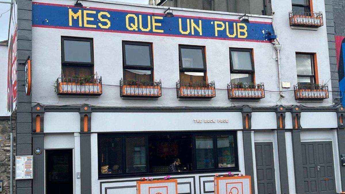 El lema del Barça, protagonista de la fachada de un pub de Irlanda