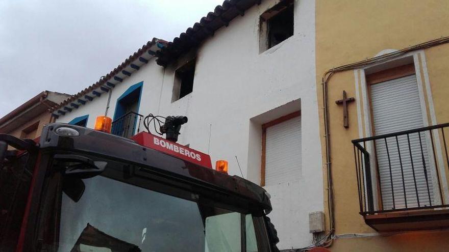 Rescatada una mujer atrapada en el incendio de una vivienda en La Almunia