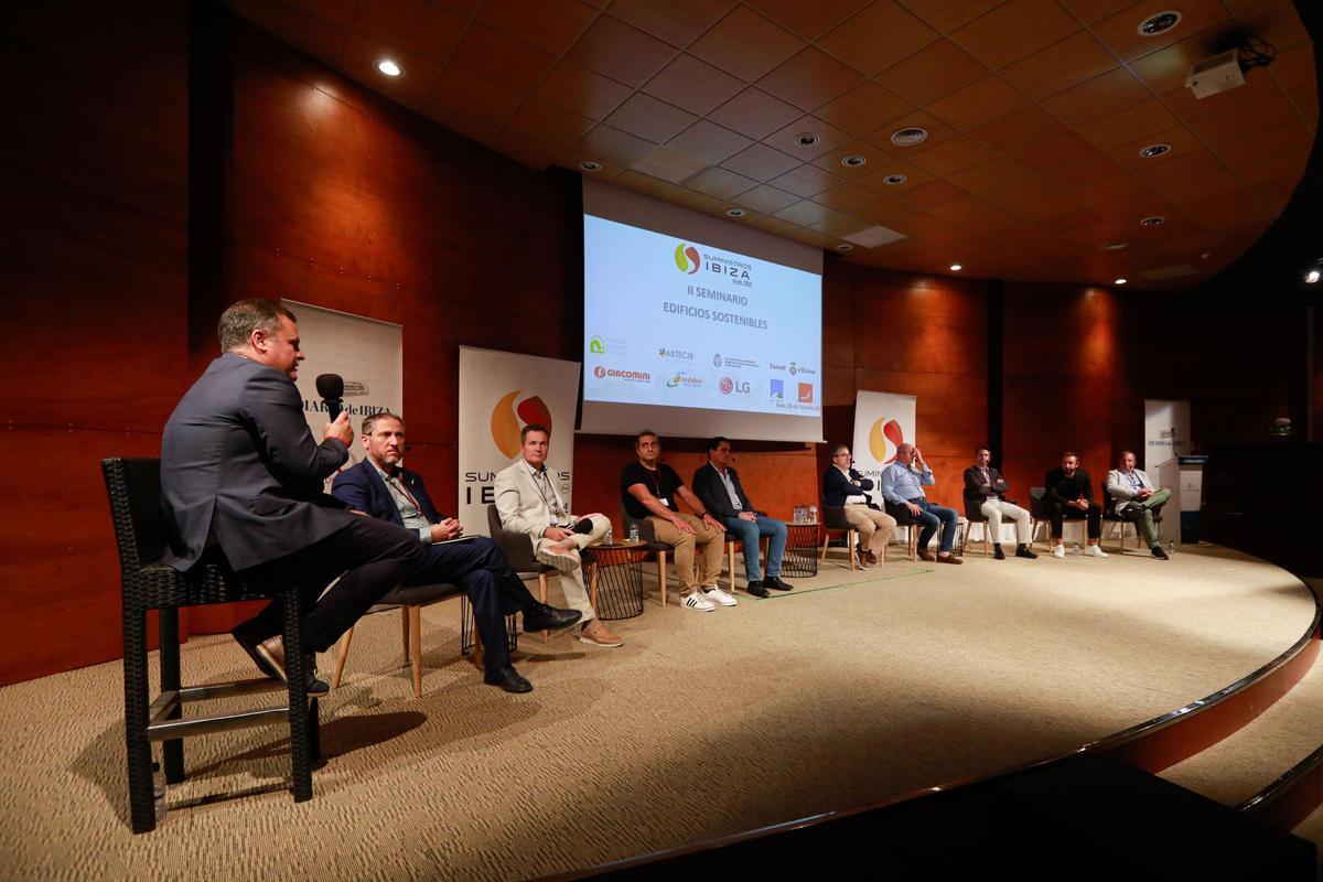 El seminario concluyó con una mesa redonda en la que intervinieron todos los ponentes