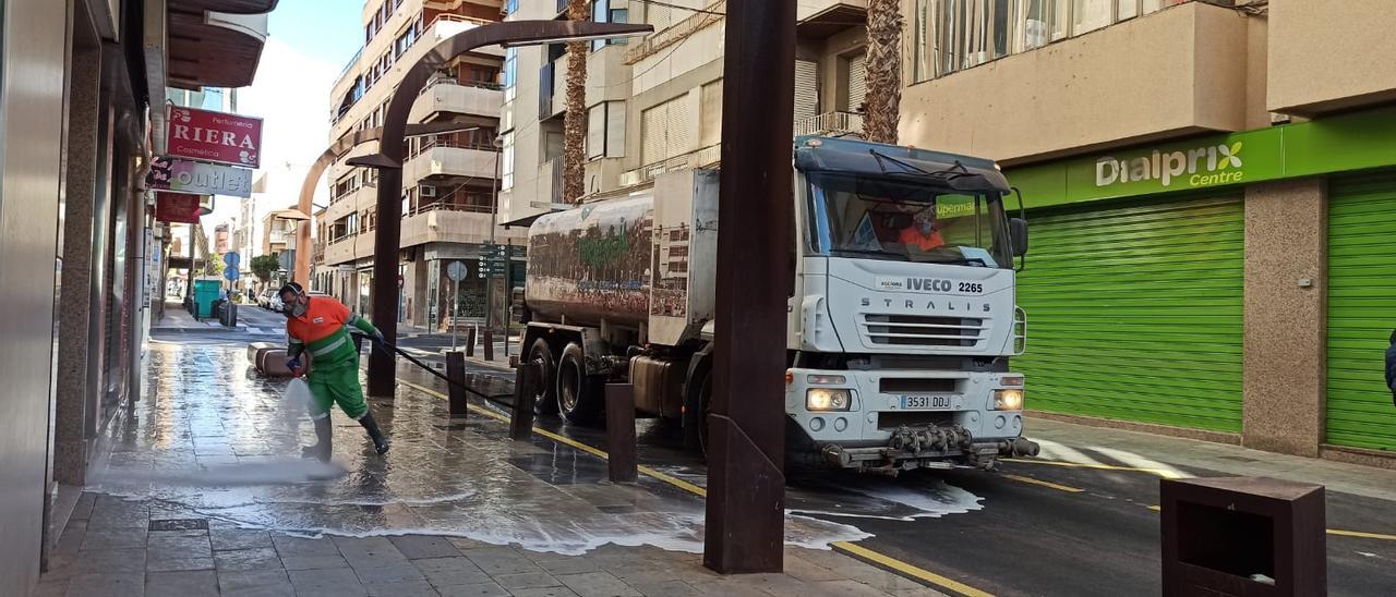 El baldeo de calles solo se realiza de forma periódica en el centro de Torrevieja aunque durante este verano se ha extindido de forma extraordinaria a otros barrios