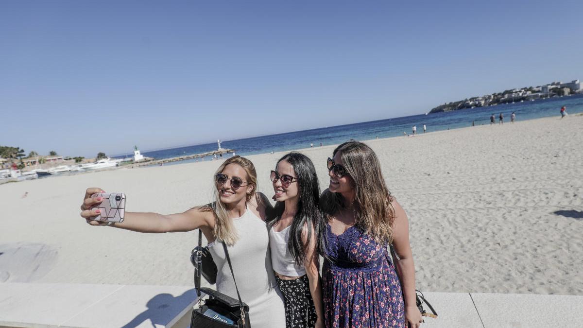 Die Vorfreude ist auf jeden Fall schon mal da: Selfie vorm leeren Strand während der Phase 1 des Coronaexits.