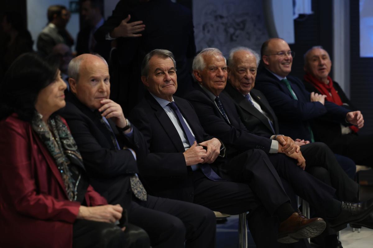 MADRID, 05/02/2026.- Los expresidentes de la Generalitat de Cataluña José Montilla (2i) y Artur Mas (3i) junto al exministro y exvicepresidente de la Comisión Europea, Josep Borrell (4d) durante la celebración del 50 aniversario del Club Siglo XXI , este jueves en Madrid. EFE/ Kiko Huesca