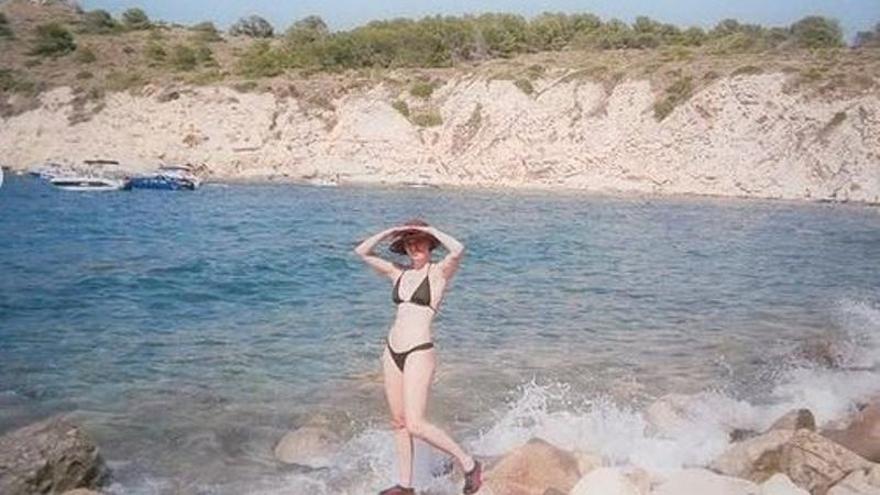 La actriz Blanca Suárez regresa a Xàbia y baja caminando a la cala de la Sardinera