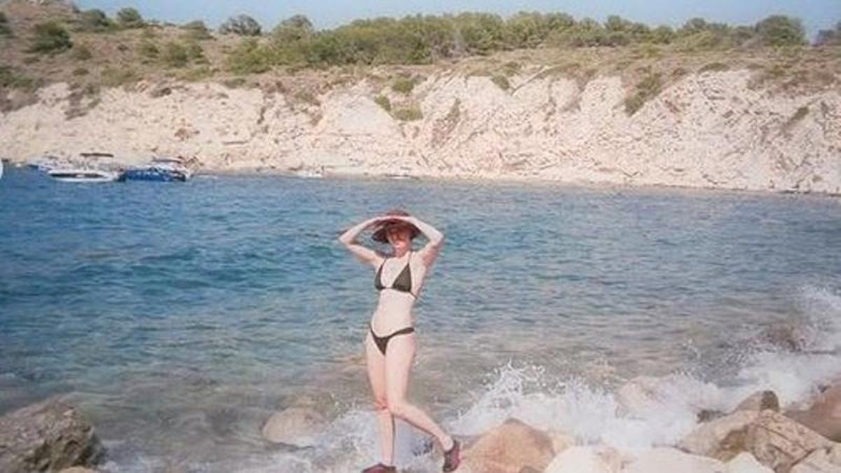 La actriz, deslumbrada por el sol en la orilla de la cala de la Sardinera