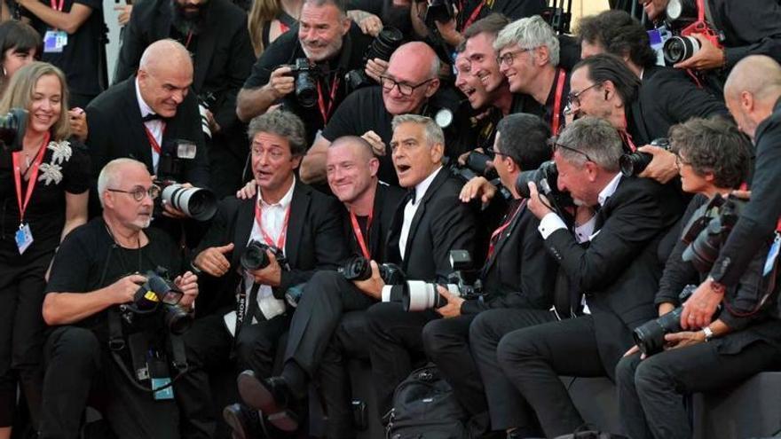 Questo è il momento di George Clooney con i fotografi al Festival del Cinema di Venezia