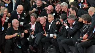 Este es el detalle de George Clooney con los fotógrafos en el Festival de Cine de Venecia