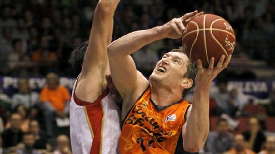 Doellman se basta para aniquilar al CAI Zaragoza en la Fonteta