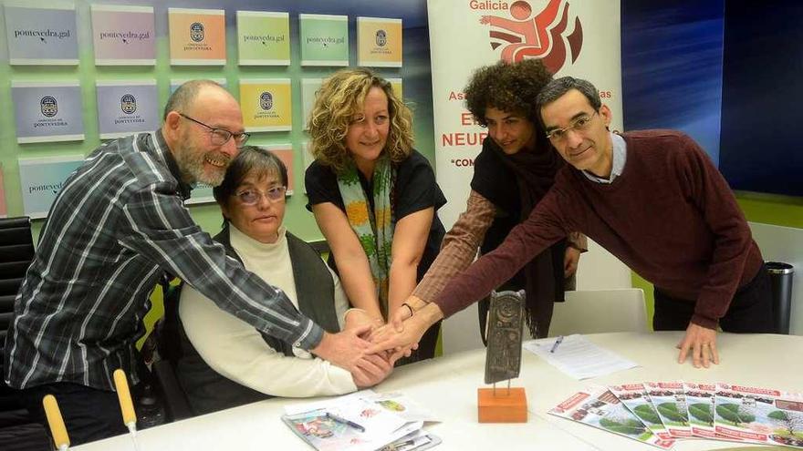 Colaboradores de Asem Galicia y la concejala Carmen Fouces se suman a las fotos &quot;de la mano&quot;. // R. V.