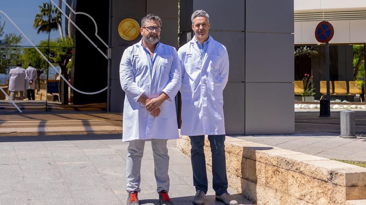 Los doctores Fernández García y Lobato Bancalero reforzarán su presencia en el Hospital Vithas Xanit. | LA OPINIÓN