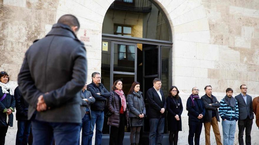 Minuto de silencio en las puertas del Palau de la Generalitat. Efe